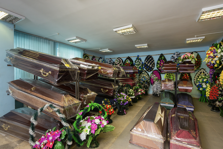 Sala ekspozycyjna z regałami na trumny