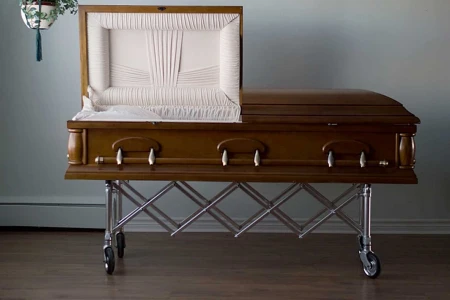 Wózki pogrzebowe w praktyce – jak dobrać model do kaplicy, cmentarza i trudnego terenu?