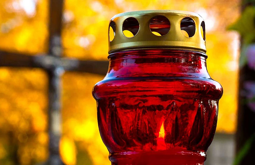 Szczególne Rodzaje Pogrzebów w Polsce i na Świecie - Ceremoniał Wojskowy, Pochówek na Morzu i Inne Formy Pożegnania