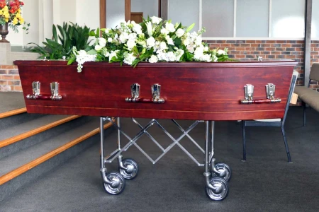 Wózki pogrzebowe w praktyce – jak dobrać model do kaplicy, cmentarza i trudnego terenu?