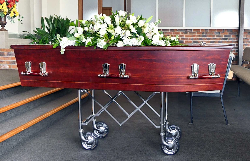 Wózki pogrzebowe w praktyce – jak dobrać model do kaplicy, cmentarza i trudnego terenu?