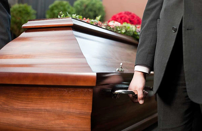 Estetyka miejsca pochówku – jak zmieniało się podejście do oprawy wizualnej ceremonii?