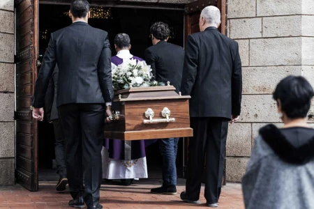 Organizacja ceremonii na cmentarzu komunalnym vs. parafialnym – różnice praktyczne