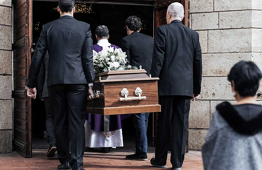 Organizacja ceremonii na cmentarzu komunalnym vs. parafialnym – różnice praktyczne