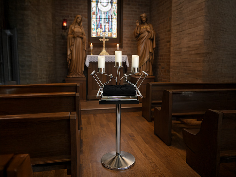 Kapliczka urnowa z nosidłem do prezentacji urny podczas ceremonii