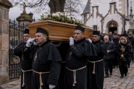 Na ramionach wspólnoty. Mary, bractwa pogrzebowe i kulturowa historia niesienia zmarłych